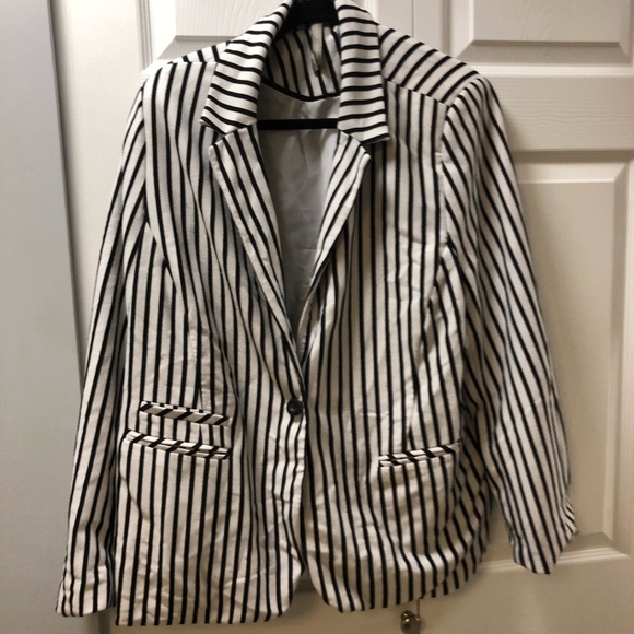 Black white striped blazer - Picture 4 of 4